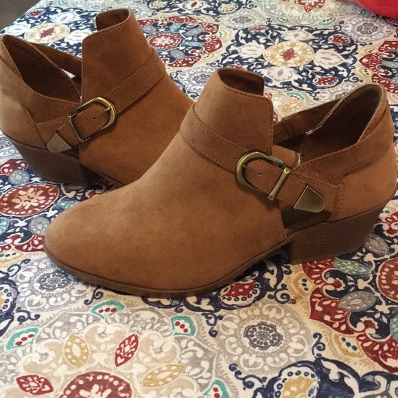 Time Tru 7 1/2W Brown Suede Boots Buckle Heel - Picture 3 of 7